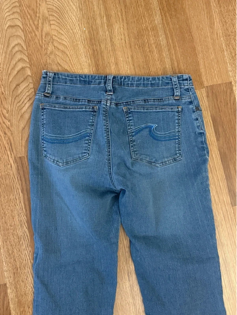 Vintage Y2K 2000s Tilt women’s size small blue jeans, (wave back pocket design)